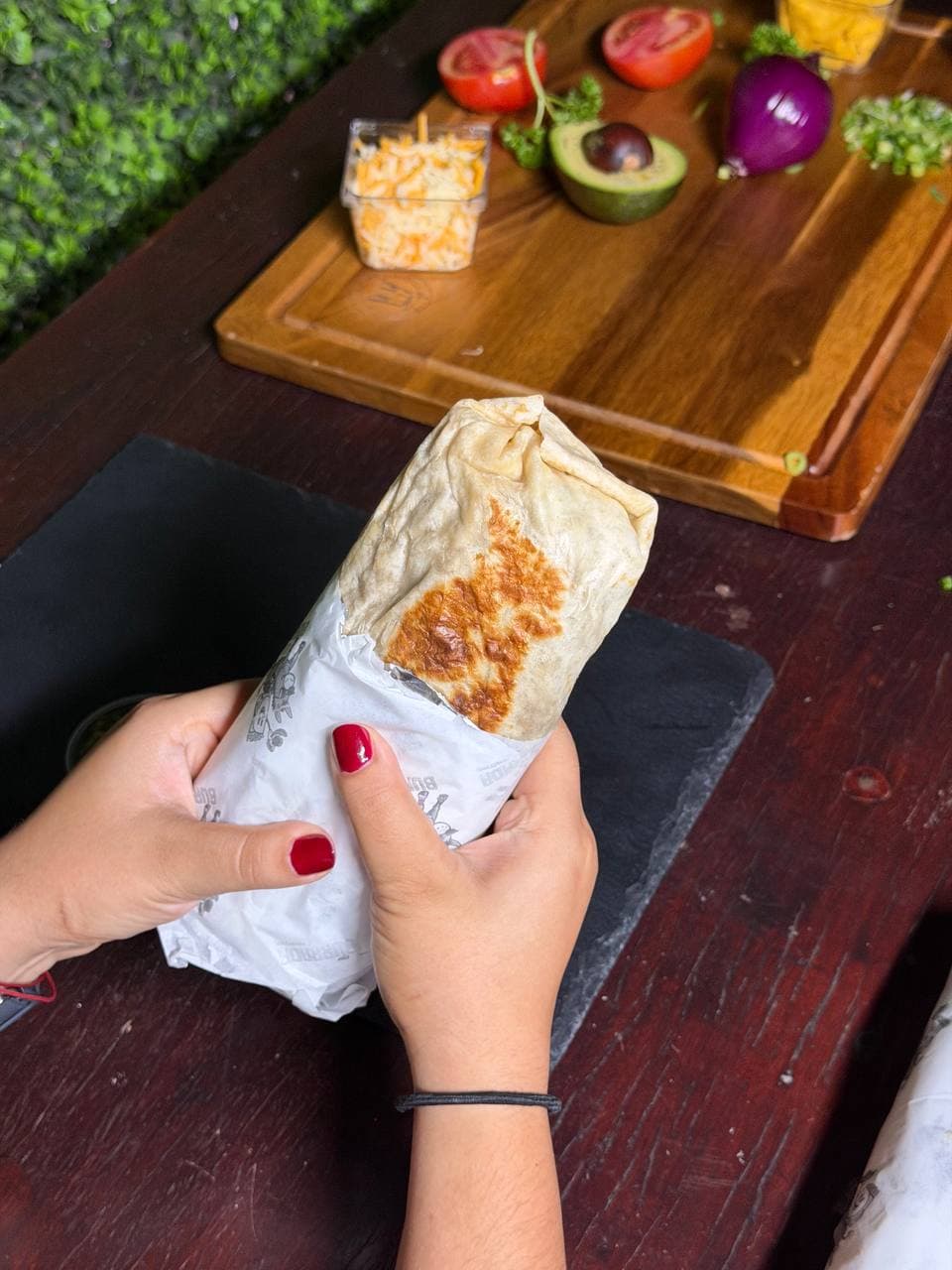 Burrito de La Burrada recién armado, listo para entregar