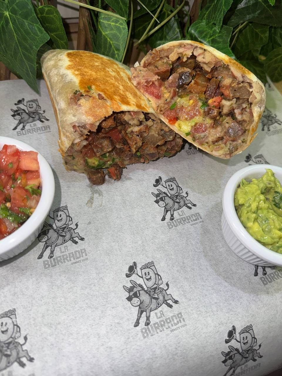 Burrito estilo chifrijo con frijoles y chicharrón