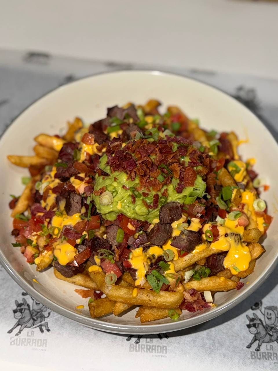 Papas Arracheras con carne, queso derretido y guacamole